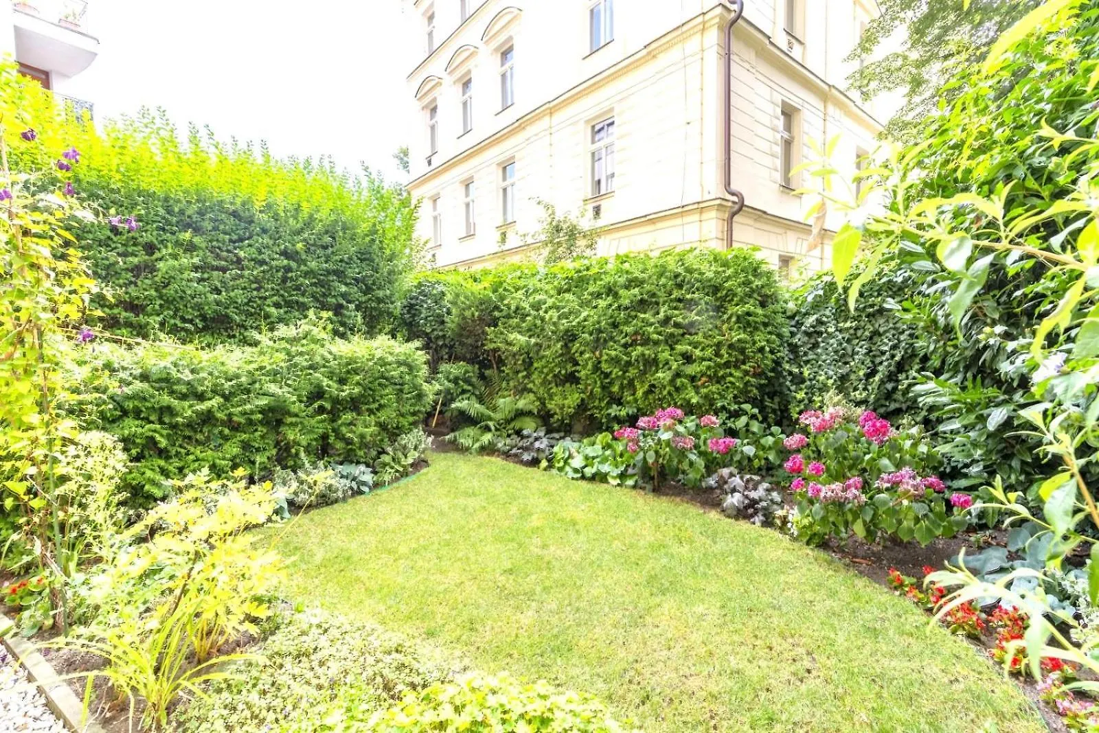 Apartament Deluxe Charles Bridge Apt Old Town, Garden View, City Centre Praga Czechy