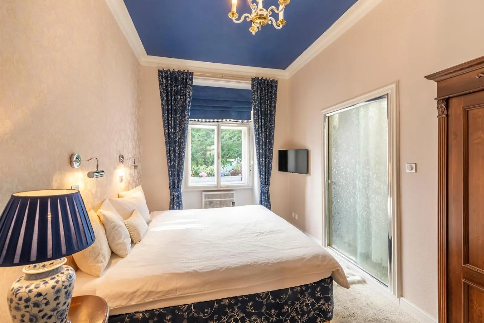 Апартаменты Deluxe Charles Bridge Apt Old Town, Garden View, City Centre Прага