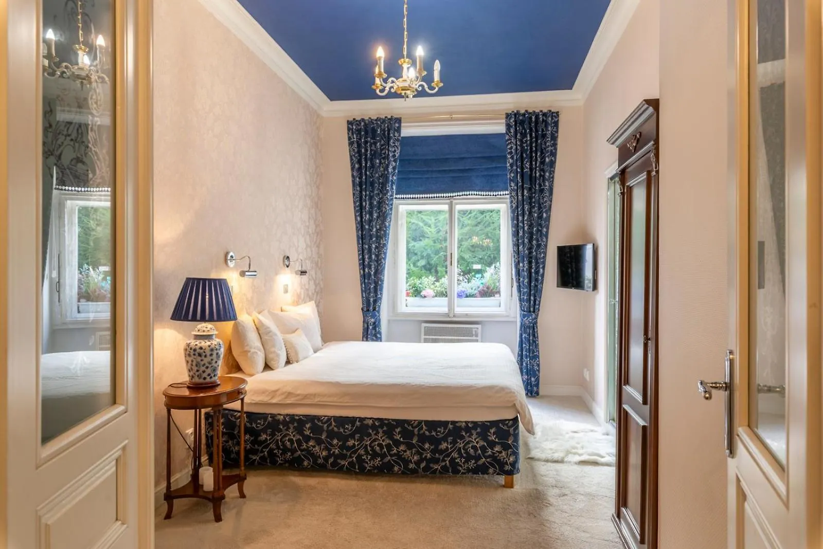 Deluxe Charles Bridge Apt Old Town, Garden View, City Centre Прага Чехия