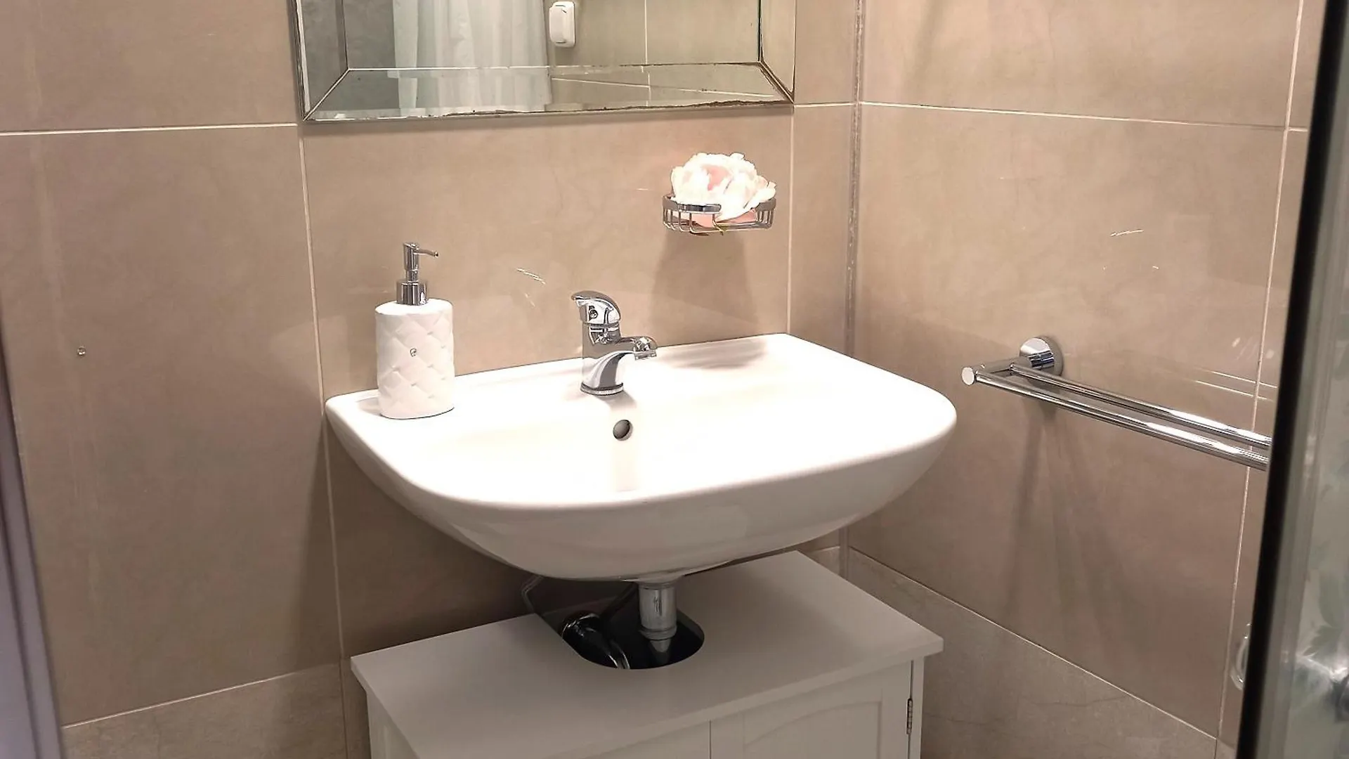 Апартаменты Deluxe Charles Bridge Apt Old Town, Garden View, City Centre Прага