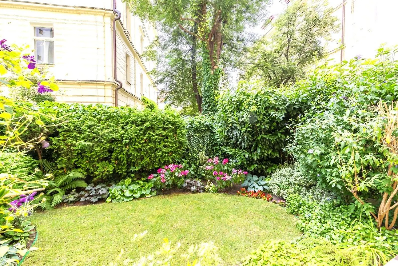 Deluxe Charles Bridge Apt Old Town, Garden View, City Centre Прага