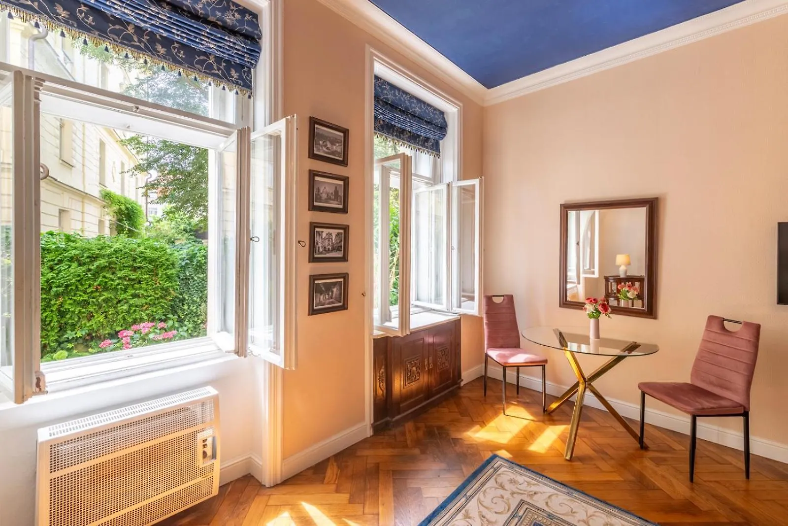 Deluxe Charles Bridge Apt Old Town, Garden View, City Centre Прага Апартаменты
