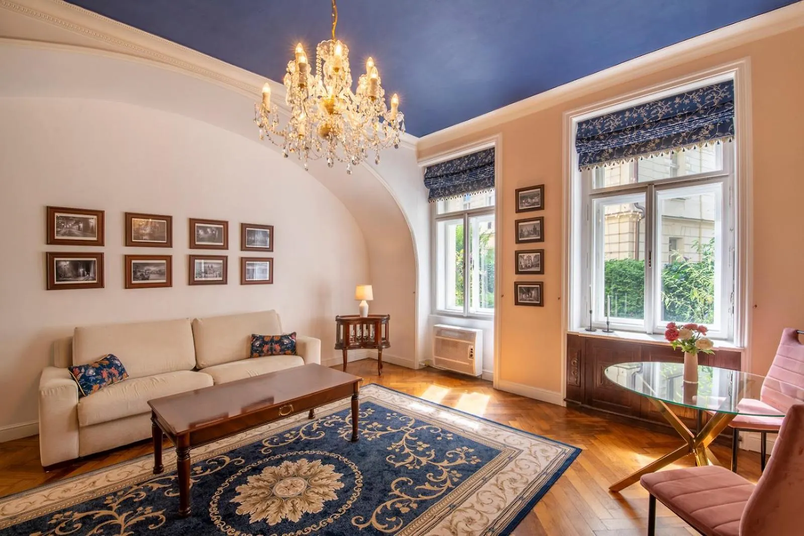 Deluxe Charles Bridge Apt Old Town, Garden View, City Centre Прага